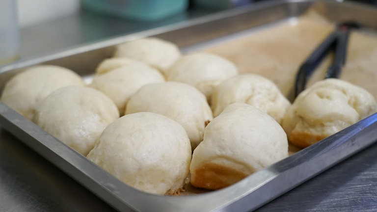 Dampfnudeln auf einem Blech