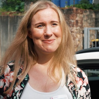 Junge Frau mit blonden Haaren.