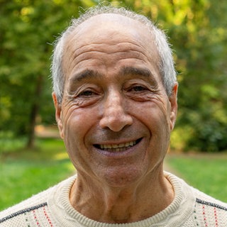 Ein älterer Mann lacht in die Kamera. Mit gerade mal 16 Jahren verlässt Luigi sein italienisches Dorf und kommt als Gastarbeiter nach Deutschland.