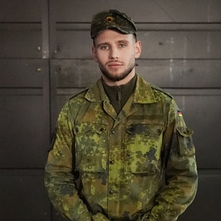 Junger Mann in einer Militäruniform.