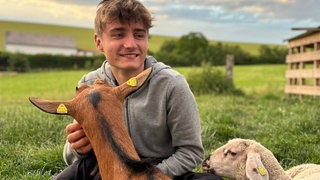 Max hat ein Herz für Tiere. Auf seinem Lebenshof haben aktuell Hühner, Ziegen, Enten und viele weitere Tiere ein Zuhause gefunden.