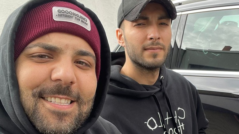 Zwei Männer im Kapuzenpullover. 