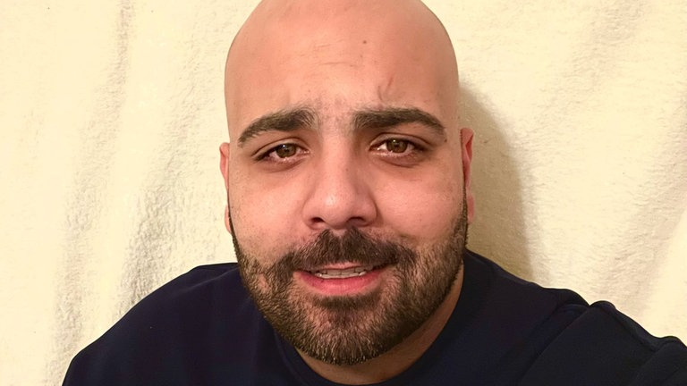 Junger Mann, der einen Pullover mit der Aufschrift „Same but different“ trägt. 