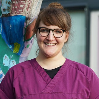 Laura, junge Frau aus Bingen arbeitet im Kinderhospiz Bärenherz und steht vor dem Eingang