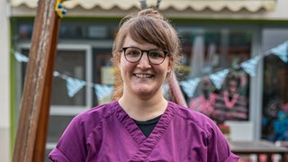 Junge Frau, 33 Jahre alt, steht vor dem Eingang des Kinderhospiz Bärenherz in Wiesbaden