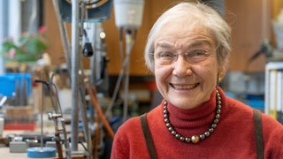 77 Jahre alte Dame schmiedet Gold in Mainz