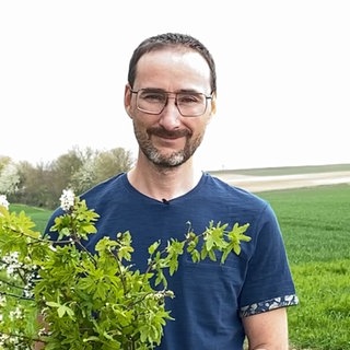 Junger Mann mit Blumenstrauß