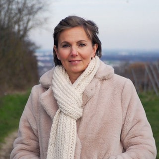 Frau vor grünem Hintergrund