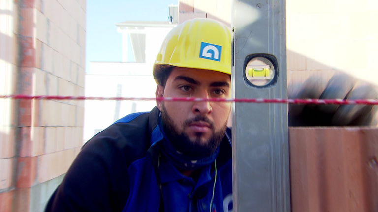 Oguzhan misst mit einer Wasserwaage