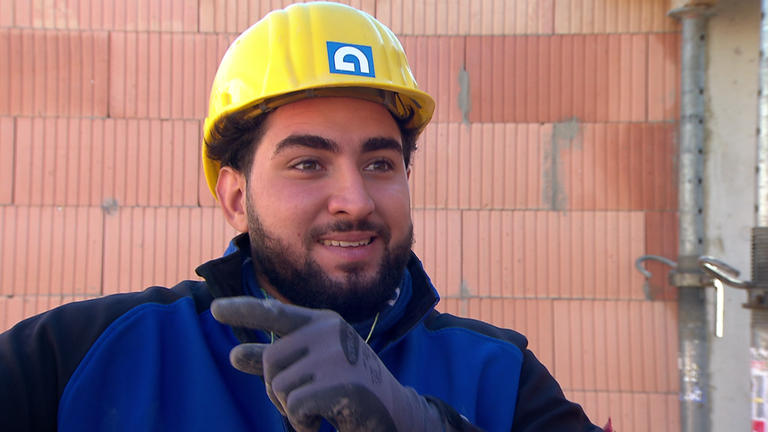 Oguzhan arbeitet auf der Baustelle