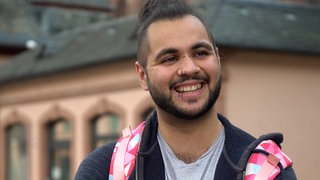 Junger Mann steht in Mainz auf dem Marktplatz