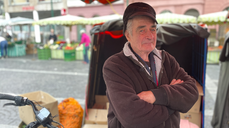 Eiermann Werner vor seinem Wochenmarktstand mit verschränkten Armen