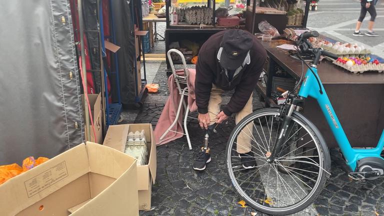 Eiermann Werner zeigt seine Beinprothese