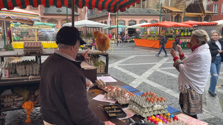 Eiermann Werner mit Hahn Moritz auf dem Mainzer Markt