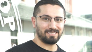 Rami, junger Iraker, der als Barber in Mainz arbeitet