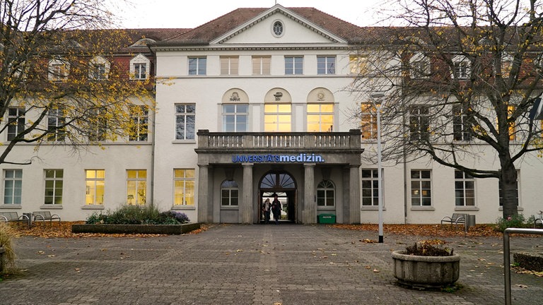 Ein Gebäude mit der Aufschrift Universitätsmedizin. 