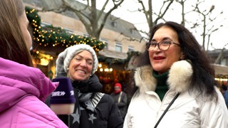 Zwei Frauen werden auf dem Mainzer Weihnachtsmarkt interviewt