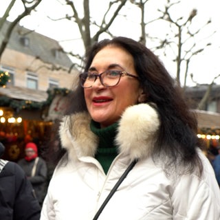 Zwei Frauen werden auf dem Mainzer Weihnachtsmarkt interviewt