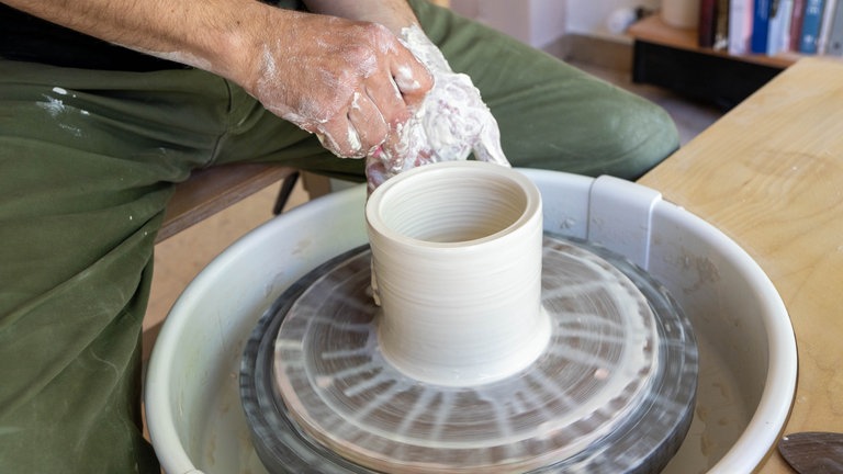 Drehscheibe an der gerade getöpfert wird.