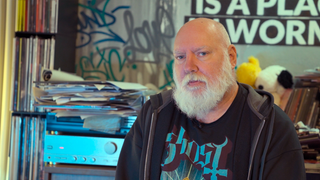 Ein Mann steht vor einem Stapel Schallplatten. Oliver betreibt in Worms einen Schallplattenladen und hat damit sein Hobby zum Beruf gemacht.