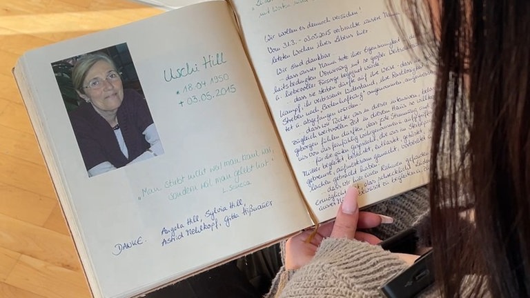 Zwei von Hand beschriebene Buchseiten mit einem aufgeklebten Foto einer älteren Frau.