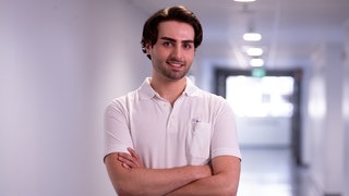 Junger Arzt im Gang einer medizinischen Einrichtung