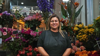 Junge Frau in ihrem Blumenladen