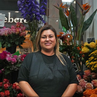 Junge Frau in ihrem Blumenladen