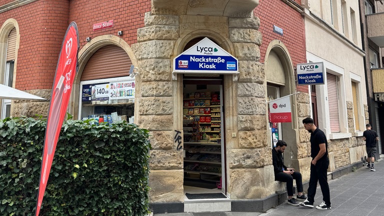 Ein Gebäude an einer Straßenecke mit einem Laden.