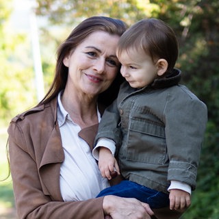 Eine Frau hält ein Kleinkind auf dem Arm. Nadine entscheidt sich für eine Solo-Mutterschaft und bekommt mit fast 50 bekommt ein Kind durch Samenspende.