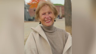 Lächelnde gut gekleidete ältere Dame