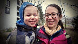 Mutter mit Kind im Arm