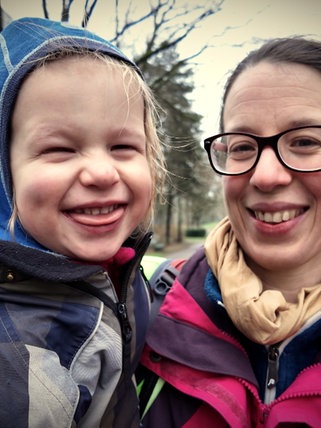 Mutter mit Kind im Arm