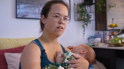 Nadine aus Backnang hält ihr Baby im Arm