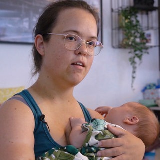 Nadine aus Backnang hält ihr Baby im Arm