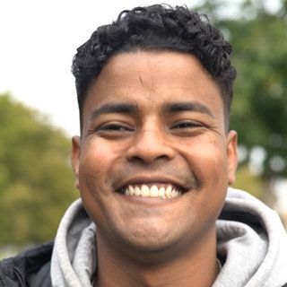 Erem lächelt in die Kamera