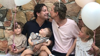 Zwei Väter mit ihren drei Kindern