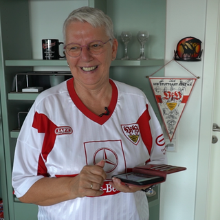 Angelika Brendle trägt ein VfB Stuttgart Trikot