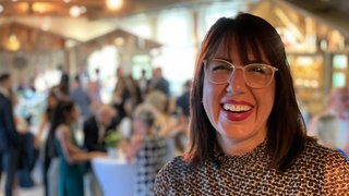 Traurednerin Inken lacht in die Kamera.