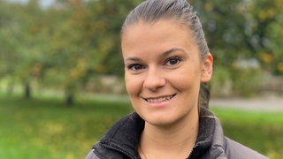 Junge Frau mit schwarzen Haaren im Portrait