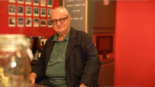 Spitzenkoch Vincent Klink sitzt in der Küche.