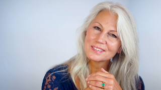 Bettina trägt als Silvermodel ihre grauen Haare mit Stolz. 