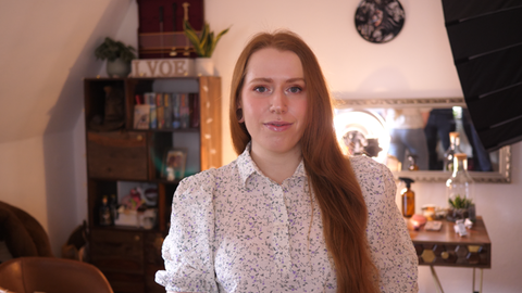 Junge Frau hat sich gegen Mobbing zur Wehr gesetzt. Proträt im Zimmer