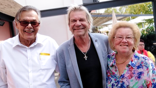 Die Selfie-Jägerin Ursel (rechts) ist mit Matthias Reim (in der Mitte) Arm in Arm auf dem Foto zu sehen mit Ehemann Ernst (links). Alle lächeln in die Kamera.