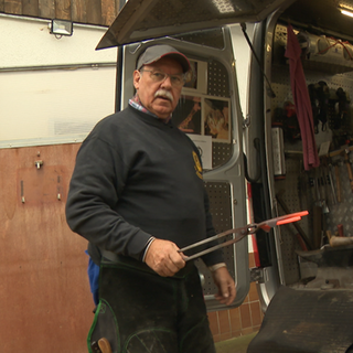 Pferde sind seine große Liebe: Hufschmied Hans-Peter aus Aichwald.