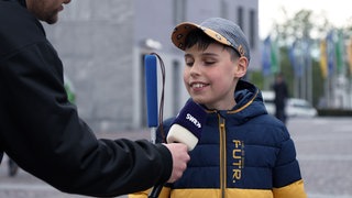Wir haben den zehnjährigen Toni zufällig getroffen. Er ist von Geburt an blind.