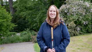  Nathalie hat einen Blindenstock in der Hand und lächelt in die Kamera. Die 25-Jährige erzählt, dass sie während dem Studium ihren Sehnerv verloren hat.