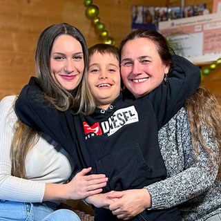 Haris, seine Mutter Elvina und seine Schwester Farisa sind dankbar für die Reittherapie, die durch Ehrenamtliche und Spenden ermöglicht wird.