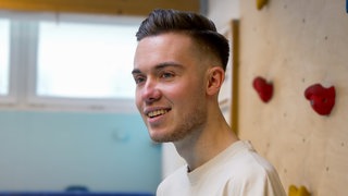Timo aus Ostfildern hat das Von-Hippel-Lindau-Syndrom und schaffte es nach langer Rehabilitation wieder Laufen zu lernen.
