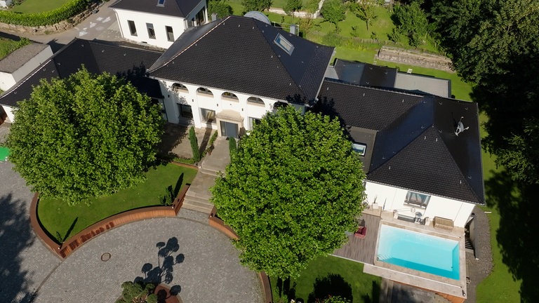 Drohnen-Foto des Ensembles von oben im heutigen Zustand.